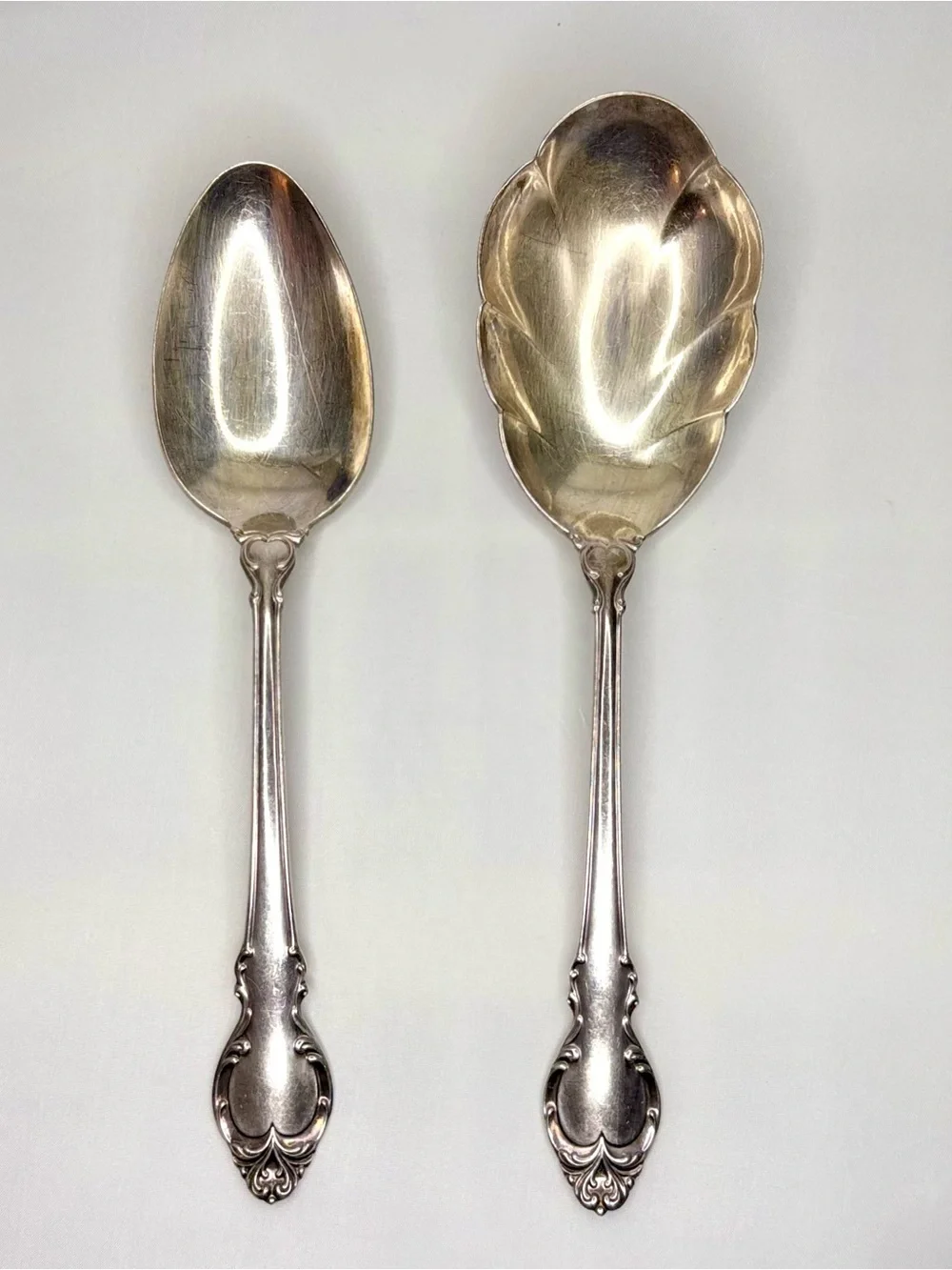 2 Vintage Holmes & Edwards IS Deep Silver Inlaid Serving Spoon 9” 8.5” Scalloped